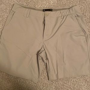 Under armour golf shorts. Size 38 in great condition.